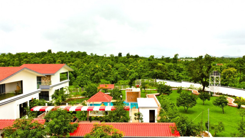 Find The Spacious And Private Pool In Wada!