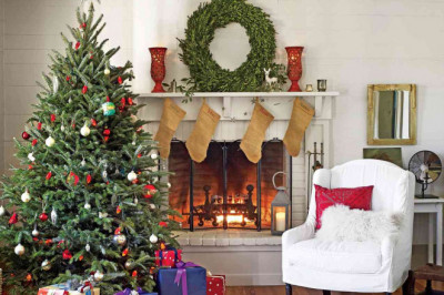 How to Decorate a Christmas Tree on a Budget