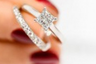 Finding the Best Engagement Rings for Small Fingers: A Comprehensive Guide